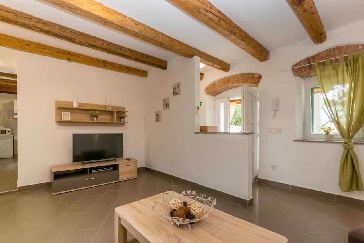 Holiday Home Olga With Pool &Pet Friendly Póla Kültér fotó